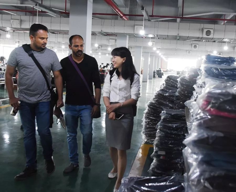 大龍箱包引來(lái)外商進(jìn)廠下單