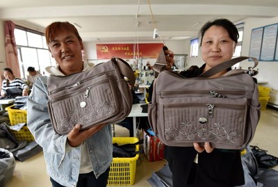 桃園溝村留守婦女做箱包拓富路